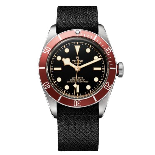 TUDOR　BLACK BAY　大人が選ぶ洒脱なバーガンディベゼル
