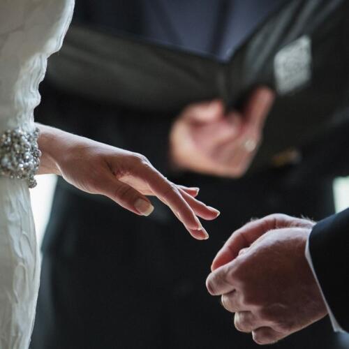マリッジリングとは？結婚指輪の意味、婚約指輪との違いを知っておく